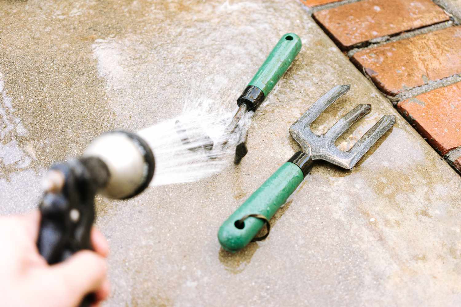 cleaning and maintaining garden tools 