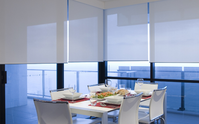 A dininig room with blinds on a window