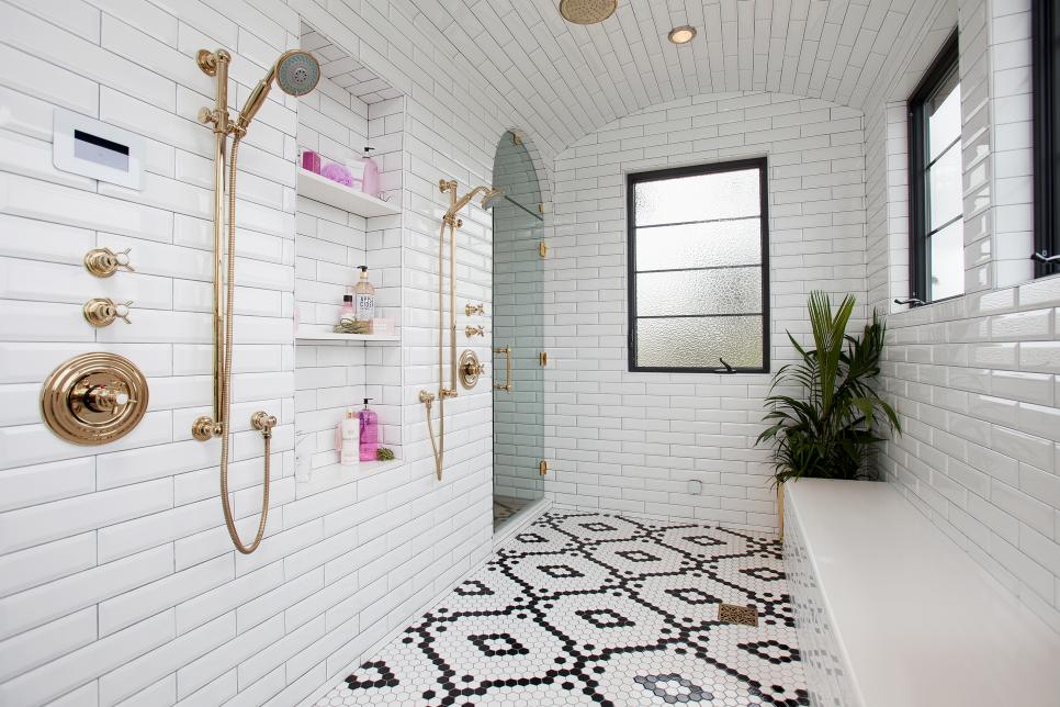 Doorless shower with gridlike tiles