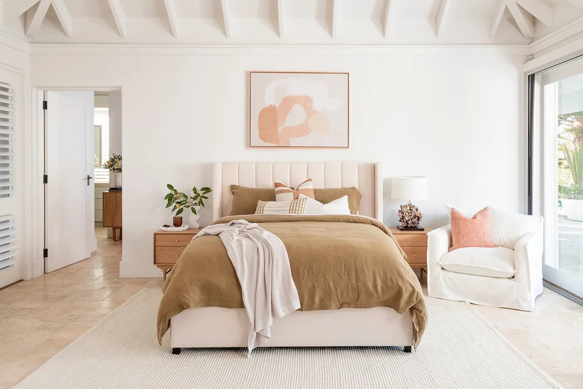 Rustic Hamptons style bedroom