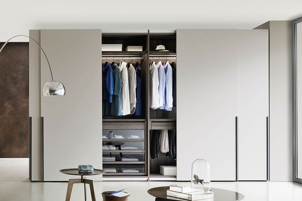 Sliding doors vs. traditional hinged doors wardrobes