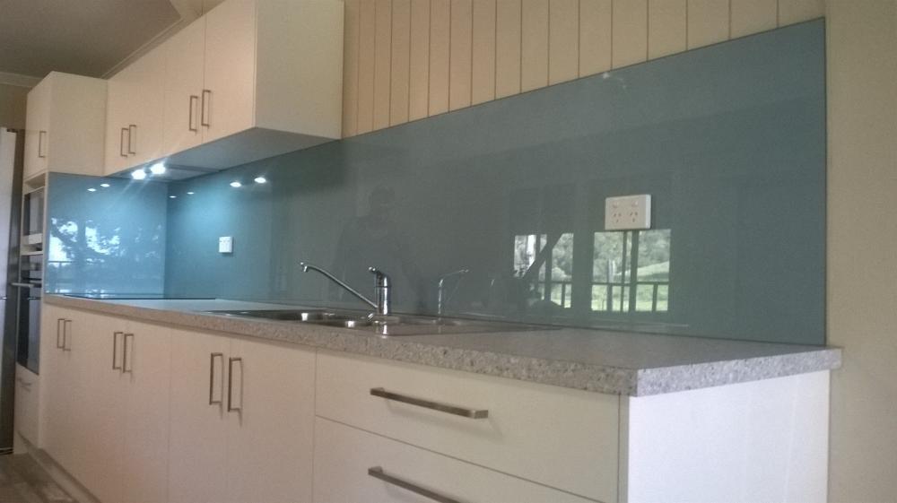 Transparent glass kitchen splashback